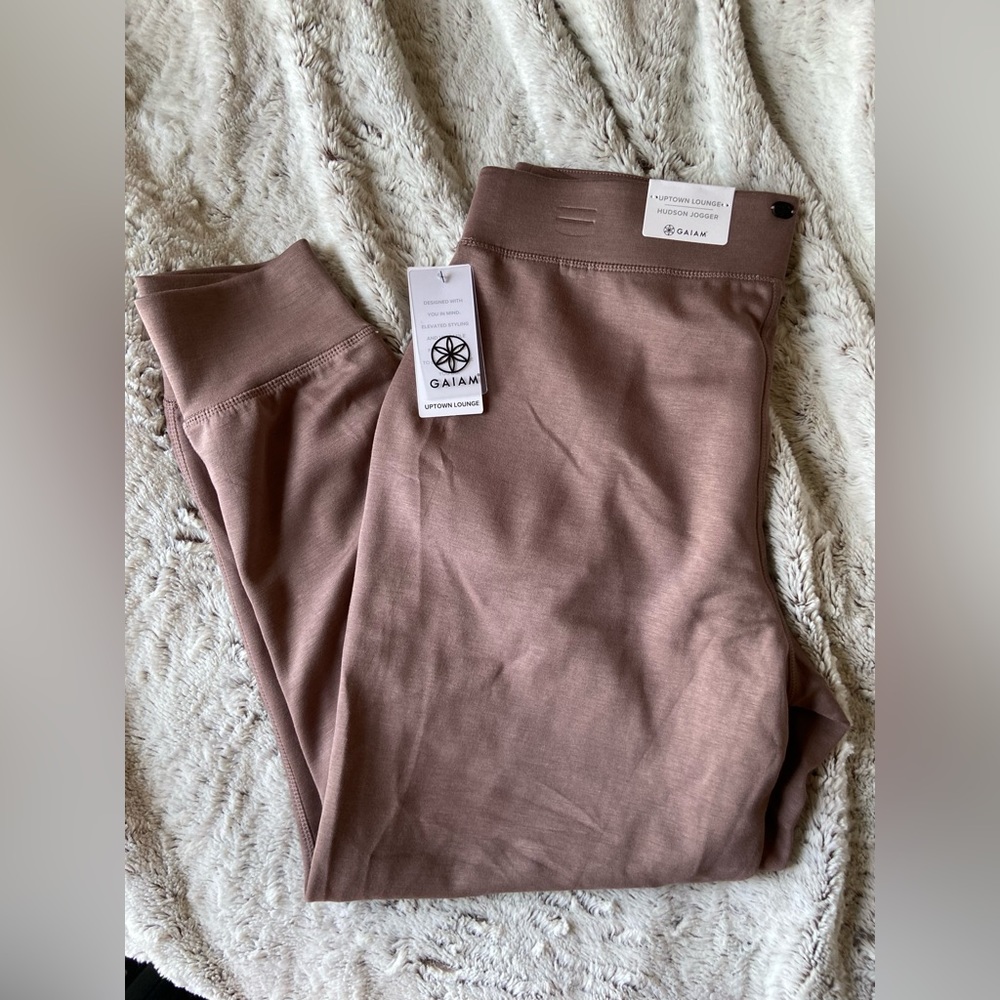 GAIAM - NWT “Legging like” Joggers size Large